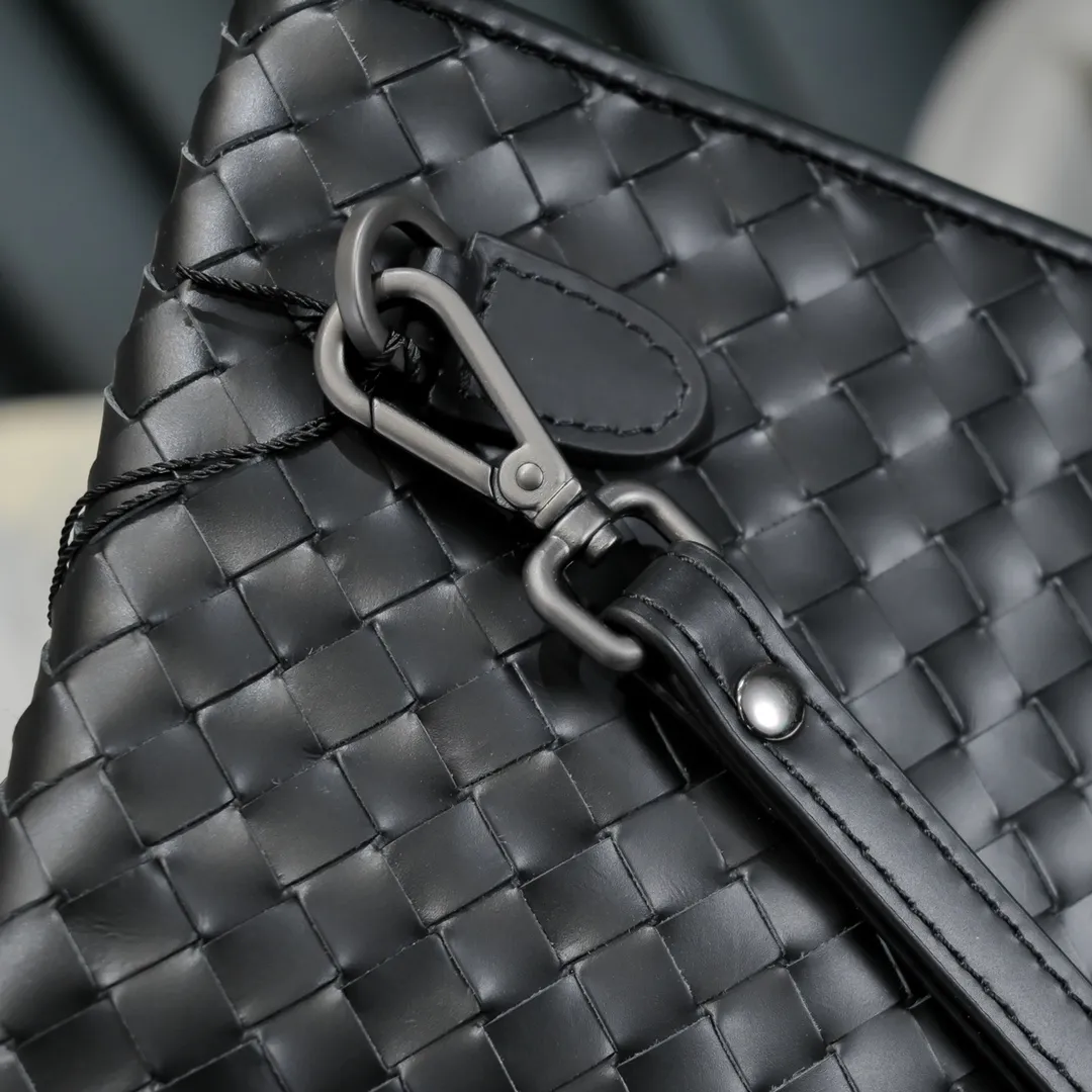 B's latest launch of a newly produced calf leather classic clutch bag with imported twill silk lining. 👄👄Simple design, durable, easy to carry, suitable for 11-inch tablets, handheld or put in a briefcase. Size 32*22*1【8825#】